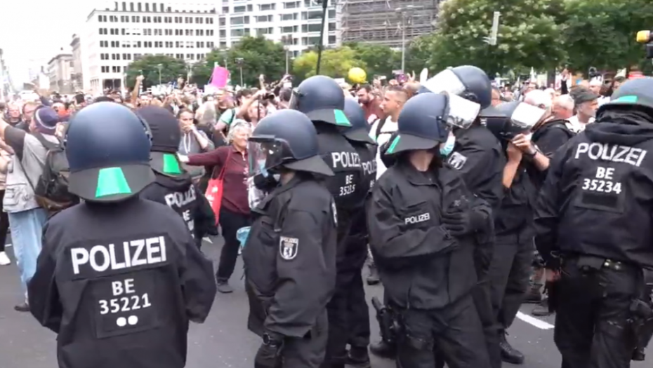 NEMIRI U BERLINU Više policajaca povređeno, uhapšeno oko 50 demonstranata