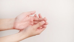 Muči vas utrnulost i bol u šakama? Probajte ove četiri lagane vežbe