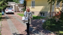 ŠOKIRALA Pevačica se skinula u bikini, pa pokazala figuru u SEDMOJ DECENIJI ŽIVOTA (FOTO)