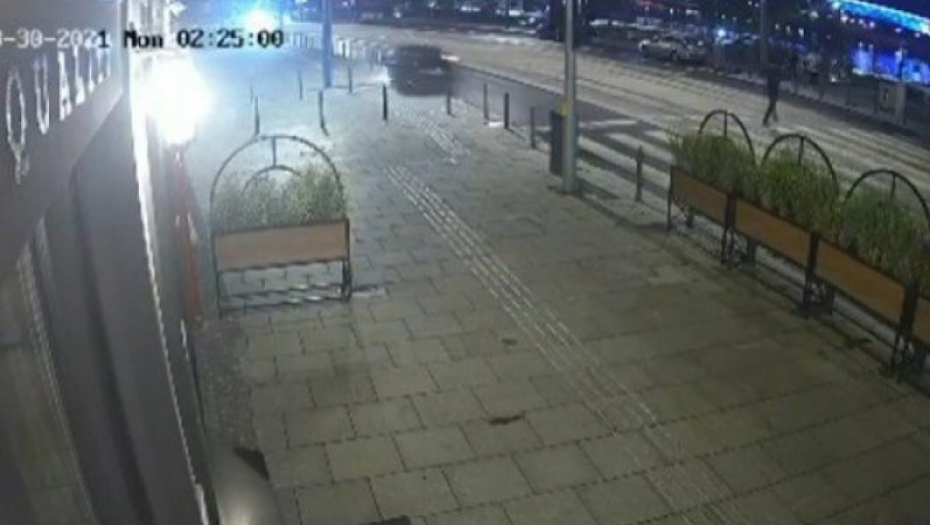 STRAŠNA NESREĆA U CENTRU BEOGRADA Automobilom u punoj brzini prevrnuo se na krov (VIDEO)