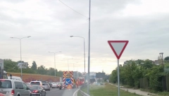 NA AUTO PUTU PREKID SAOBRAĆAJA Prevrtanje kamiona kod Šimanovaca
