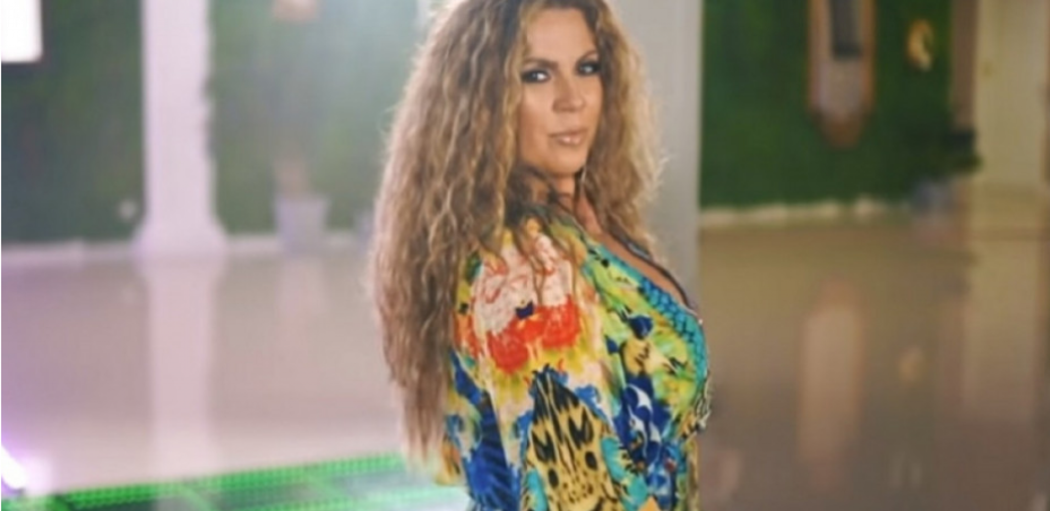 OFARBALA SE U PLAVO PA JOŠ ISPRAVILA KOVRDŽE Promena na Indiri Radić će šokirati javnost, ovako pevačica izgleda (FOTO)