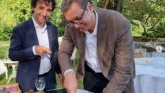 DOMAĆINSKI! VUČIĆ SPREMA VEČERU Predsednik Srbije ima posebne goste, a tek da vidite šta je na meniju... (FOTO)