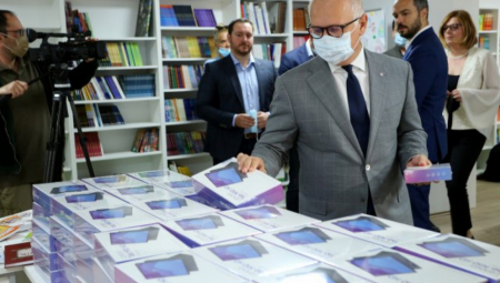 NOVI KORAK U OBRAZOVANJU: I danas podela tableta i laptopova učenicima beogradskih osnovnih škola
