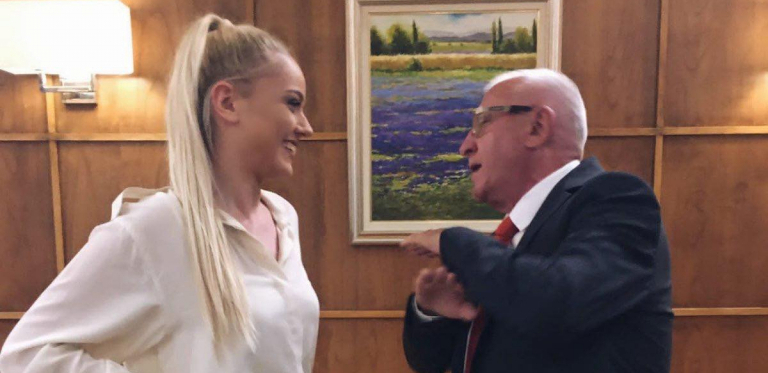 ERA OJDANIĆ POSTAJE VODITELJ, A EVO I ČEGA Pevač vodi emisiju o srpskoj tradiciji!