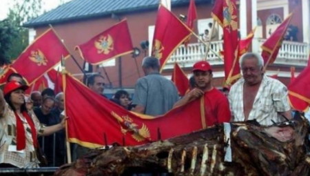 ČANAK SLUŽI MILOGORCIMA KAO DVORSKA LUDA Crnogorske komite ponižavaju izdajnika koji je došao da ih podrži: Izedosmo ga! (FOTO)