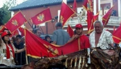 ČANAK SLUŽI MILOGORCIMA KAO DVORSKA LUDA Crnogorske komite ponižavaju izdajnika koji je došao da ih podrži: Izedosmo ga! (FOTO)