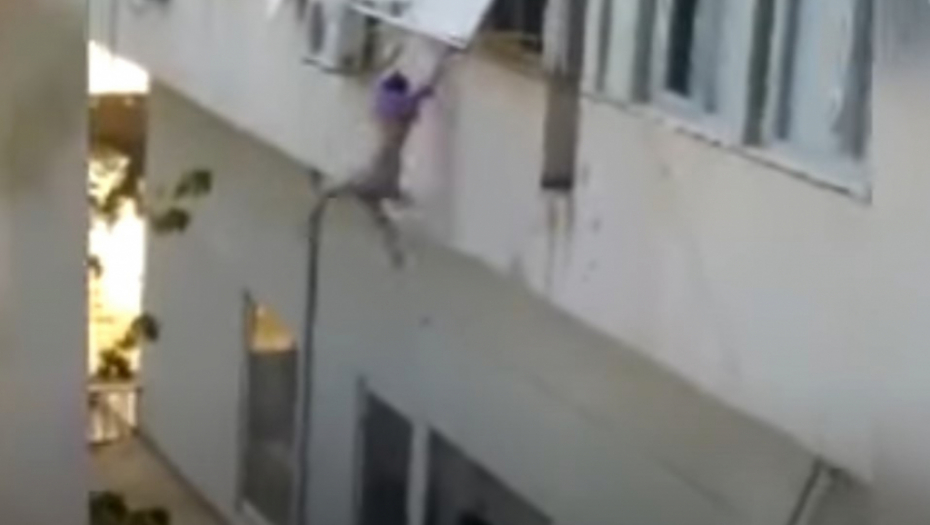 STRAVIČNI SNIMAK IZ ANTALIJE Skočila sa prozora na parkirano vozilo, tvrdi da su je kidnapovali i mučili (VIDEO)