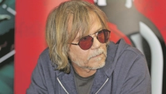 NIKAD VIĐENE FOTOGRAFIJE IZ ŽIVOTA ŽIKE TODOROVIĆA: Glumac prvi put pokazao maćehu i dve mlađe sestre