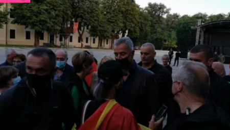 SEPARATISTA S MILOM RUŠI USTOLIČENJE Đukanović pričao o smirivanju tenzija, pa otišao na Cetinje