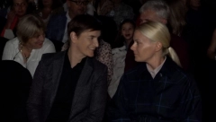 PREFINJENOST I ELEGANCIJA Premijerka Brnabić u pratnji partnerke zasijala na premijeri opere: Jedan detalj nikome nije promakao (VIDEO)