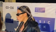 KAJA SE VRAĆA PEVANJU, DEČKO JOJ NIJE ZADOVOLJAN Pevačica se pojavila s dijamantima na glavi! (VIDEO)