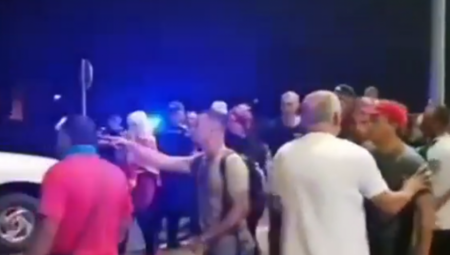 JOŠ JEDAN NAPAD NA POLICIJU Komite blokirale Cetinje, MUP Crne Gore se povlači (VIDEO)