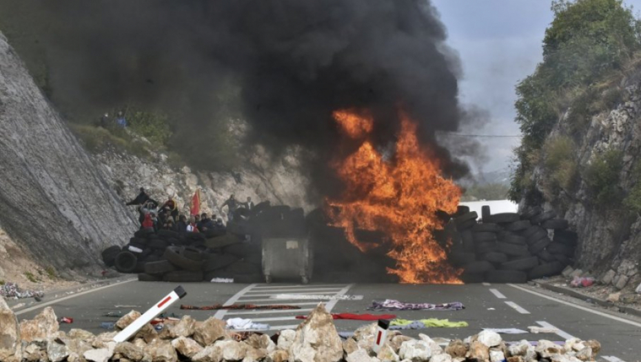 DEMONSTRANTIMA NA CETINJU DELJENE GAS-MASKE Policija proverava sumnje