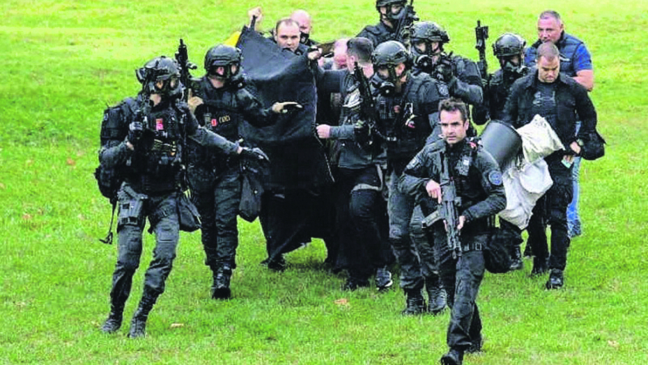 OD HELIKOPTERA DO PRESTOLA SVETOG PETRA CETINJSKOG Objavljen ceo snimak ustoličenja, patrijarh Porfirije i mitropolit Joanikije se probijaju do manastira okruženi specijalcima