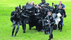 OD HELIKOPTERA DO PRESTOLA SVETOG PETRA CETINJSKOG Objavljen ceo snimak ustoličenja, patrijarh Porfirije i mitropolit Joanikije se probijaju do manastira okruženi specijalcima