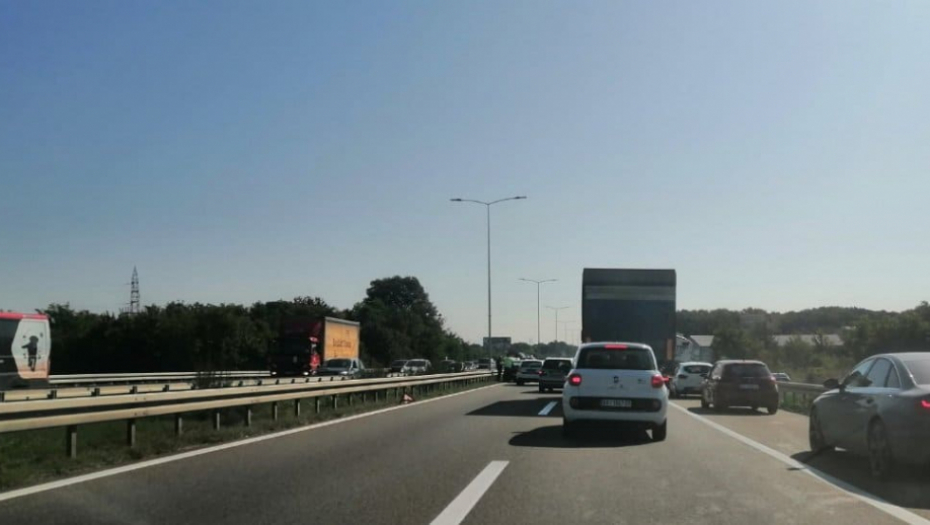 NA GRANICAMA NEMA GUŽVE Saobraćaj umerenog inteziteta i bez zadržavanja