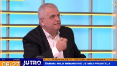 ČANAK BESNI U NEMOĆI Već srušen transparent kojim je udario na generala Mladića! (FOTO)