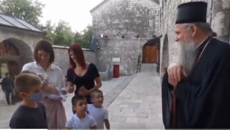 OVO JE NORMALNA CRNA GORA Dirljiv susret ispred Cetinskog manastira sa mitropolitom