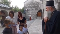 OVO JE NORMALNA CRNA GORA Dirljiv susret ispred Cetinskog manastira sa mitropolitom
