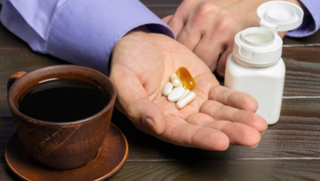 NIKAKO NA SVOJU RUKU  Lekari objasnili zašto neko dobije antibiotike za koronu, a neko ne