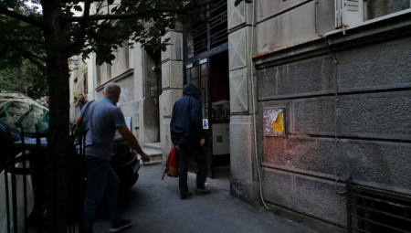 MNOGO JE SMRŠAO, JEDVA JE USPEO DA UĐE U ZGRADU Oglasila se žena Mike Aleksića!