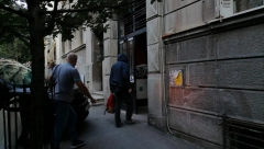 MIKA MOŽE I NA POSAO Šta čeka vlasnika škole glume tokom boravka u kućnom pritvoru?