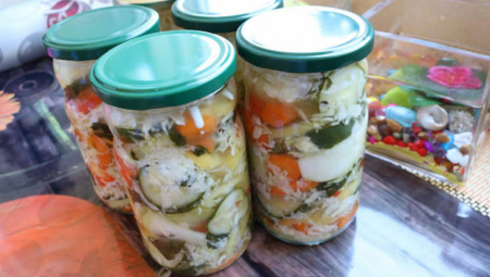 OVAKO SU NAŠE BAKE SPREMALE ZIMNICU: Tradicionalna "šarena salata", vitaminska bomba u tegli (VIDEO)