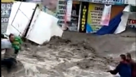 OTAC PETORO DECE NIJE OKLEVAO Ugledao bebu koju je nosila bujica, a ono što je uradio herojski je podvig! (VIDEO)