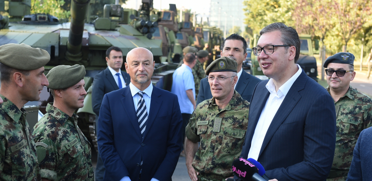 "NJEMU BI OVO BILO ZANIMLJIVO..."  Dok je obilazio naoružanje vojske Srbije, predsednik Vučić je zastao, pa spomenuo sina Vukana