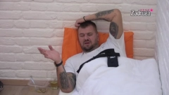NIJE MOGLA DA MU ODOLI! Zadrugarka polugola završila kod Janjuša u krevetu, poručila mu jednu stvar i to sve naočigled ove cimerke!