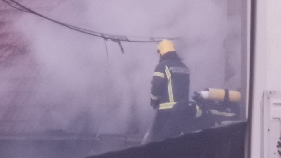 POŽAR NA PALILULI Goreo krov kuće, veliki broj vatrogasaca na terenu