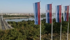 SRPSKE ZASTAVE SE VIJORE I U NOVOM SADU Vučević: Svanuo je veliki dan za sve Srbe u Srbiji, Republici Srpskoj i sve one rasute širom sveta!