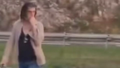 MOGAO JE DA POGINE Pevač se saplitao po auto-putu, automobili ga jedva zaobišli! (VIDEO)