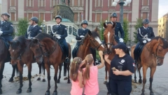EMOTIVNI TRENUCI SA DANAŠNJE CEREMONIJE Devojčice oduševljeno prilazile policijskoj konjici (FOTO)