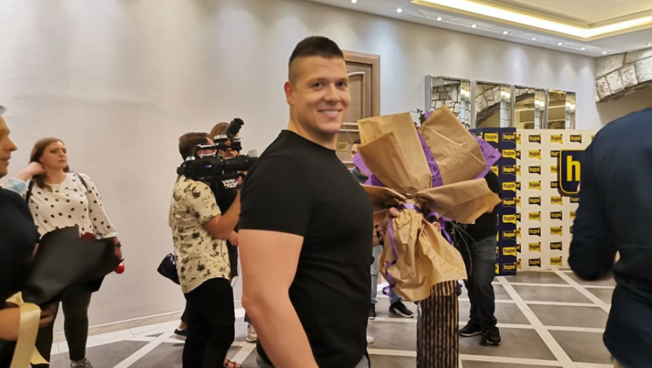 ŽENE NE SKIDAJU OČI SA NJEGA Sloba se pojavio na premijeri i sve oduvao svojim izgledom! (VIDEO)