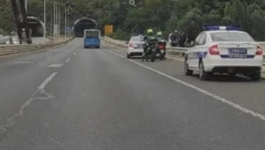 POKUŠAJ SAMOUBISTVA NA MOSTU SLOBODE Mlada devojka prešla ogradu spremna da skoči, policajci je odvratili u poslednji čas!