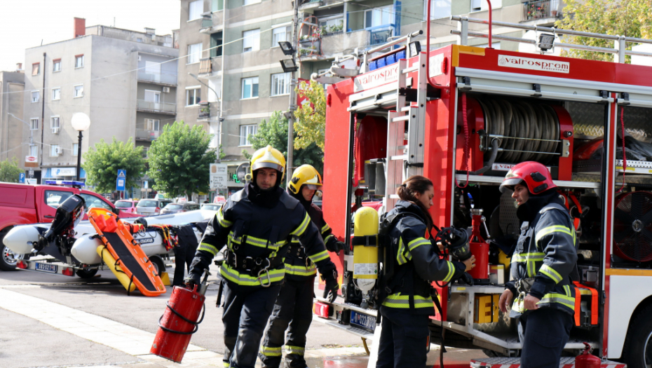 HAOS NA MOSTU NA ADI Zapalio se automobil, vatrogasci hitno reagovali