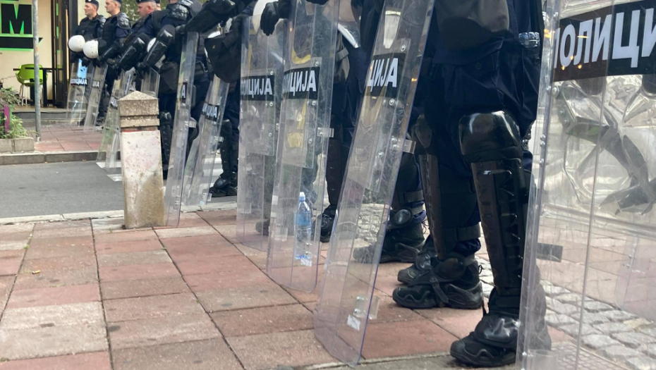 HAOS KOD PLATOA Huligani bacili baklju, policija stupila u AKCIJU!