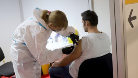 PITANJE KOJE SVE ZANIMA U SEZONI PREHLADE Da li sme da se kombinuje vakcina protiv korone i gripa?