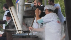 TURISTI IZ CELOG SVETA HRLE NA OVU MANIFESTACIJU U "veselim mašinama" u podnožju planine Kosmaj krčka se sve - od rakije, preko čvaraka, do pasulja!