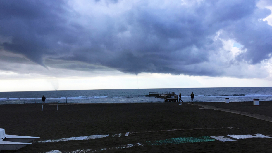 OGROMAN CRNI OBLAK Tornado u Francuskoj uništava sve pred sobom! (VIDEO)