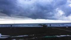 OGROMAN CRNI OBLAK Tornado u Francuskoj uništava sve pred sobom! (VIDEO)