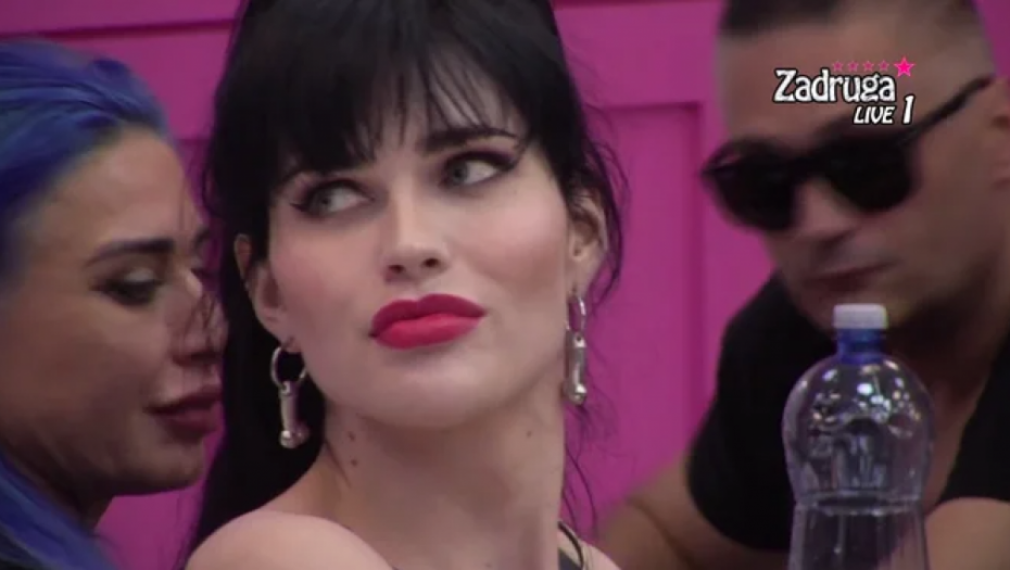 DENIZ SEVNULA BRADAVICA! Zadrugarka pokazala gole grudi, a njena reakcija sve je zapanjila! (FOTO)