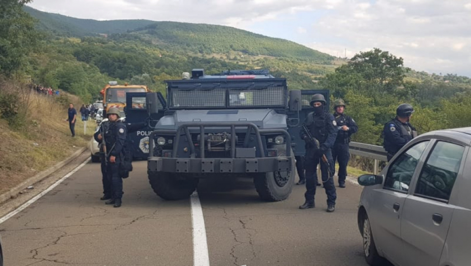 EKSKLUZIVAN SNIMAK Juriš do zuba naoružanih pripadnika ROSU, razbijačima probijaju barikade