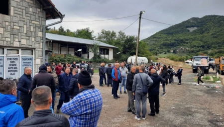 SRBI SE OKUPLJAJU NA JARINJU Poneli hranu i toplu odeću, ne nameravaju da napuste proteste! (FOTO)