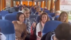 JELENA ĐOKOVIĆ ODUŠEVILA NACIJU! Novakova supruga i Vlade Divac iz svega glasa pevaju "Ko da mi otme iz moje duše Kosovo" (VIDEO)