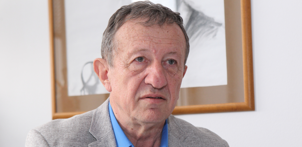 NE ŽELI DA ZABORAVI ODAKLE POTIČE! Ovako izgleda porodična kuća Žike Šarenice, a prizor je sve šokirao! (FOTO)