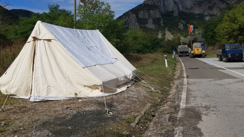 JOŠ JEDAN ŠATOR NA JARINJU Srbi ne odustaju ni osmu noć od protesta