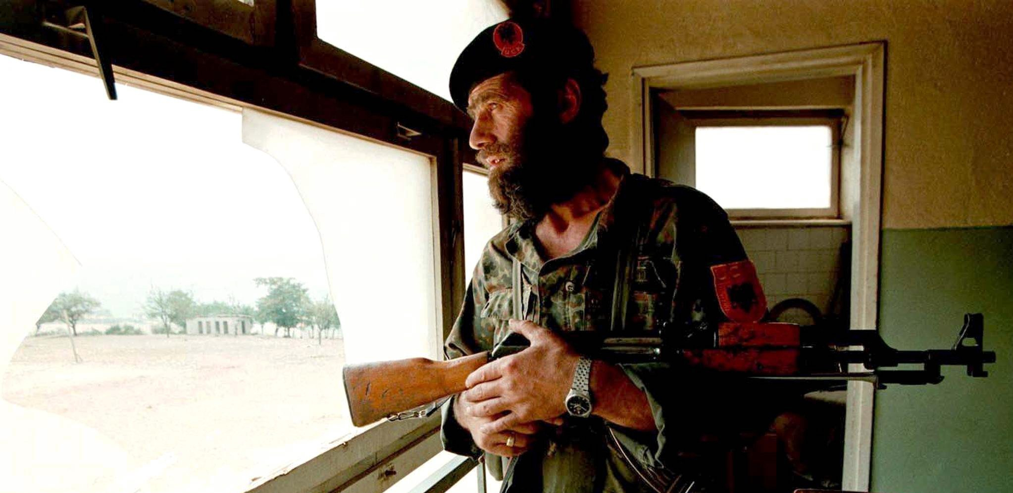 POLA MILIONA KOMADA ORUŽJA U RUKAMA OVK Šiptarski teroristi i dalje naoružani do zuba!